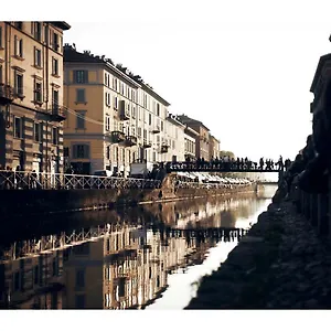 Taking A Walk In The Beating Heart Of Navigli Appartamento